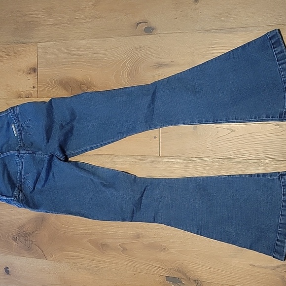 High-Waisted Blue Flare Jeans - Picture 5 of 7